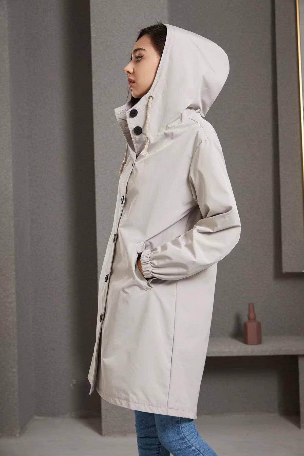 Damen Regenmantel mit Kapuze – Wasserdicht im Trenchcoat-Stil